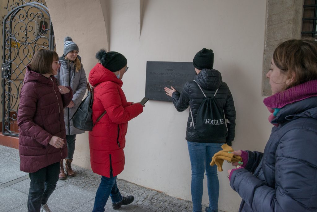 Tablica upamiętniająca tarnowskiego architekta wizjonera Jana Głuszaka Dagaramę. W dotyku jest cieplejsza niż ludzkie ciało. Pokazuje symbolicznie "gorącą głowę" artysty chorującego na schizofrenię