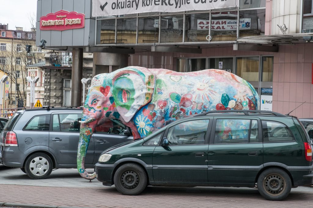 Kiczowata, ale lubiana rzeźba gipsowego słonia w centrum Tarnowa. 